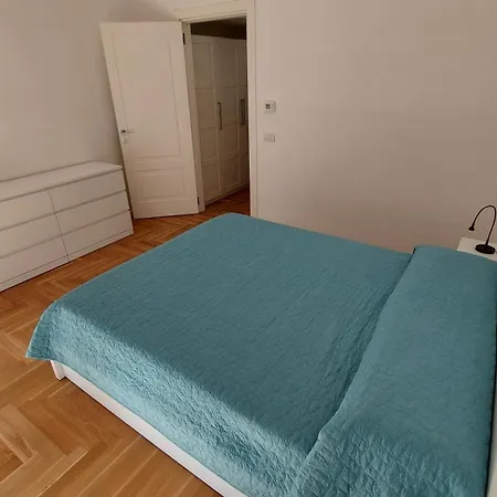 Moderno Tra Stazione E Loreto Milão